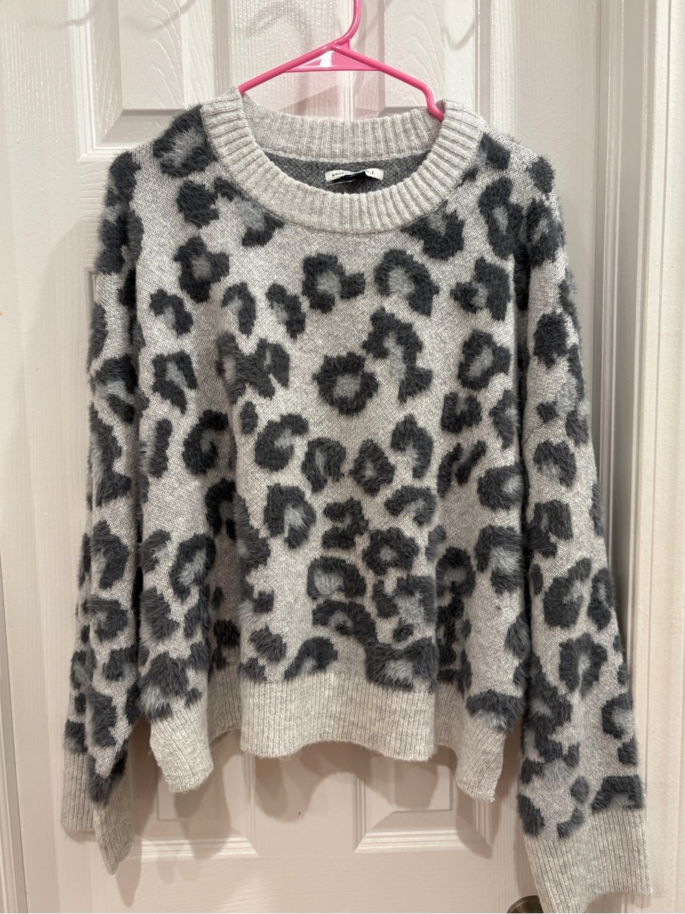 🫧🫧 American Eagle Fuzzy Snow Leopard Print Sweater 🫧